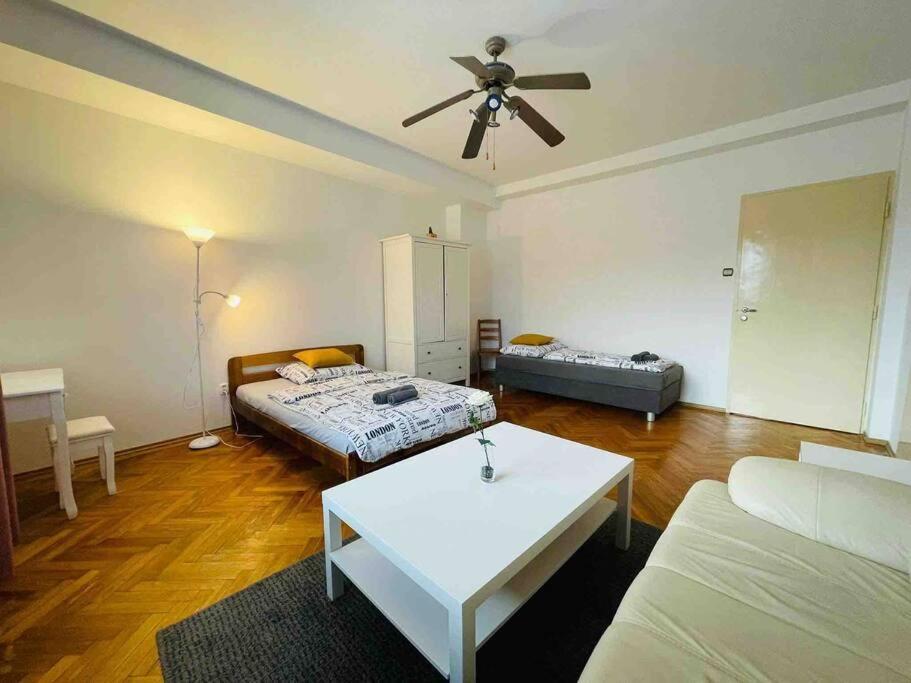 Lovely 2Bdr In Center, Wifi & Self-Check In 브라티슬라바 외부 사진