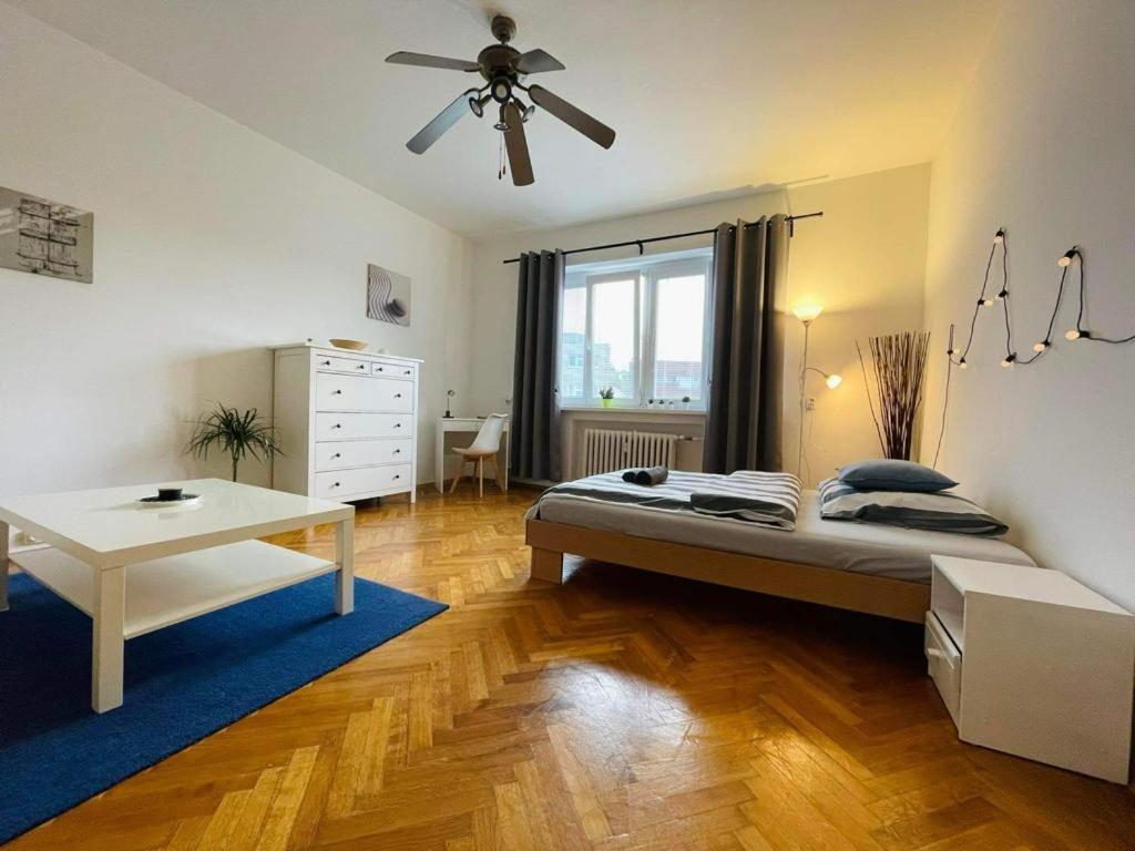 Lovely 2Bdr In Center, Wifi & Self-Check In 브라티슬라바 외부 사진